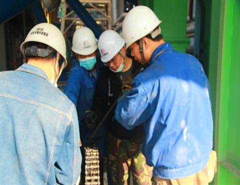 华体会网页版-华体会（中国）,公司职工在检修（一）                                      