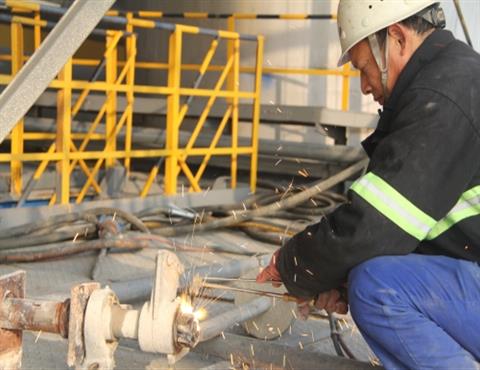 华体会网页版-华体会（中国）,公司职工在检修（四）                                      